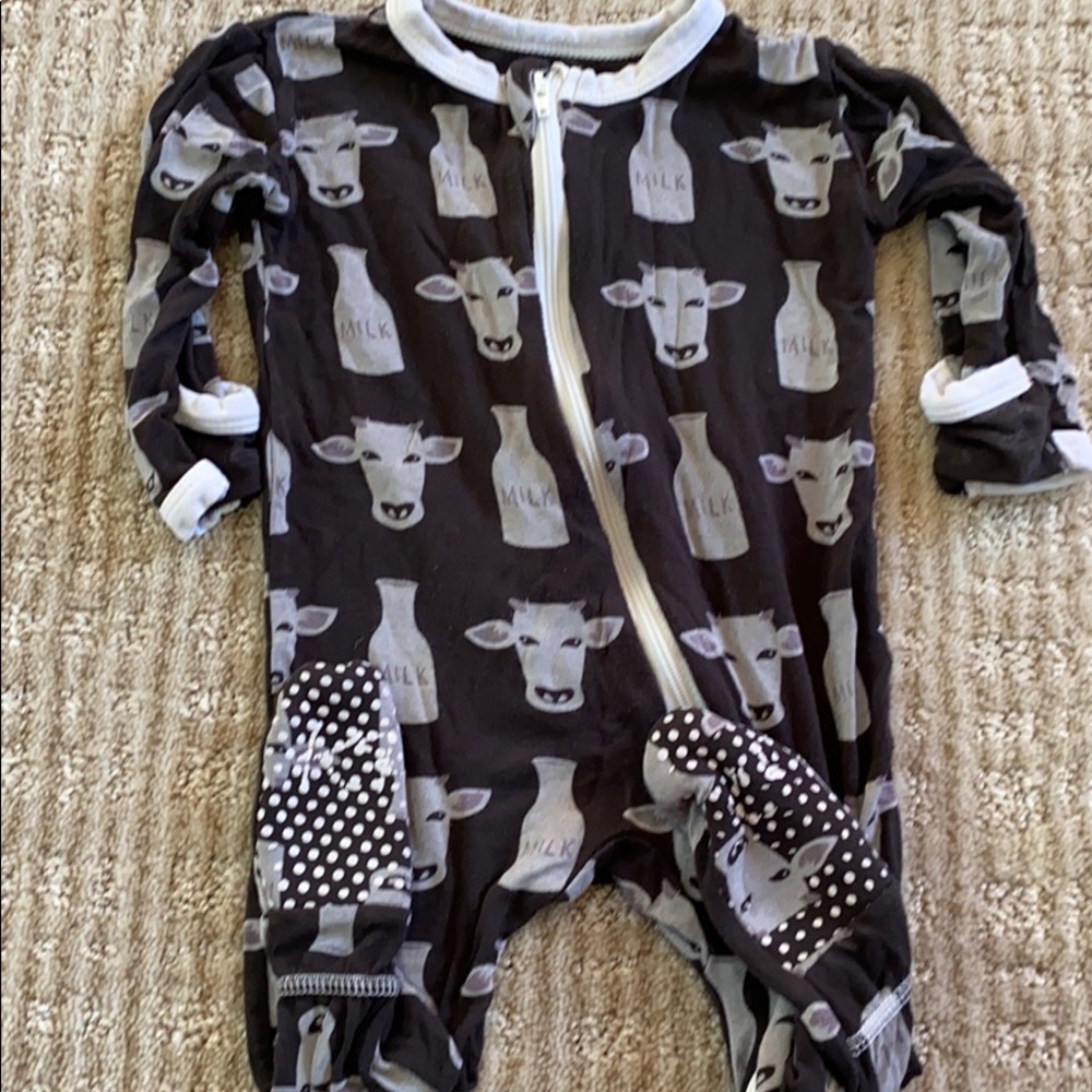 Kickee jammies 3-6 months zipper footie 🐮🖤